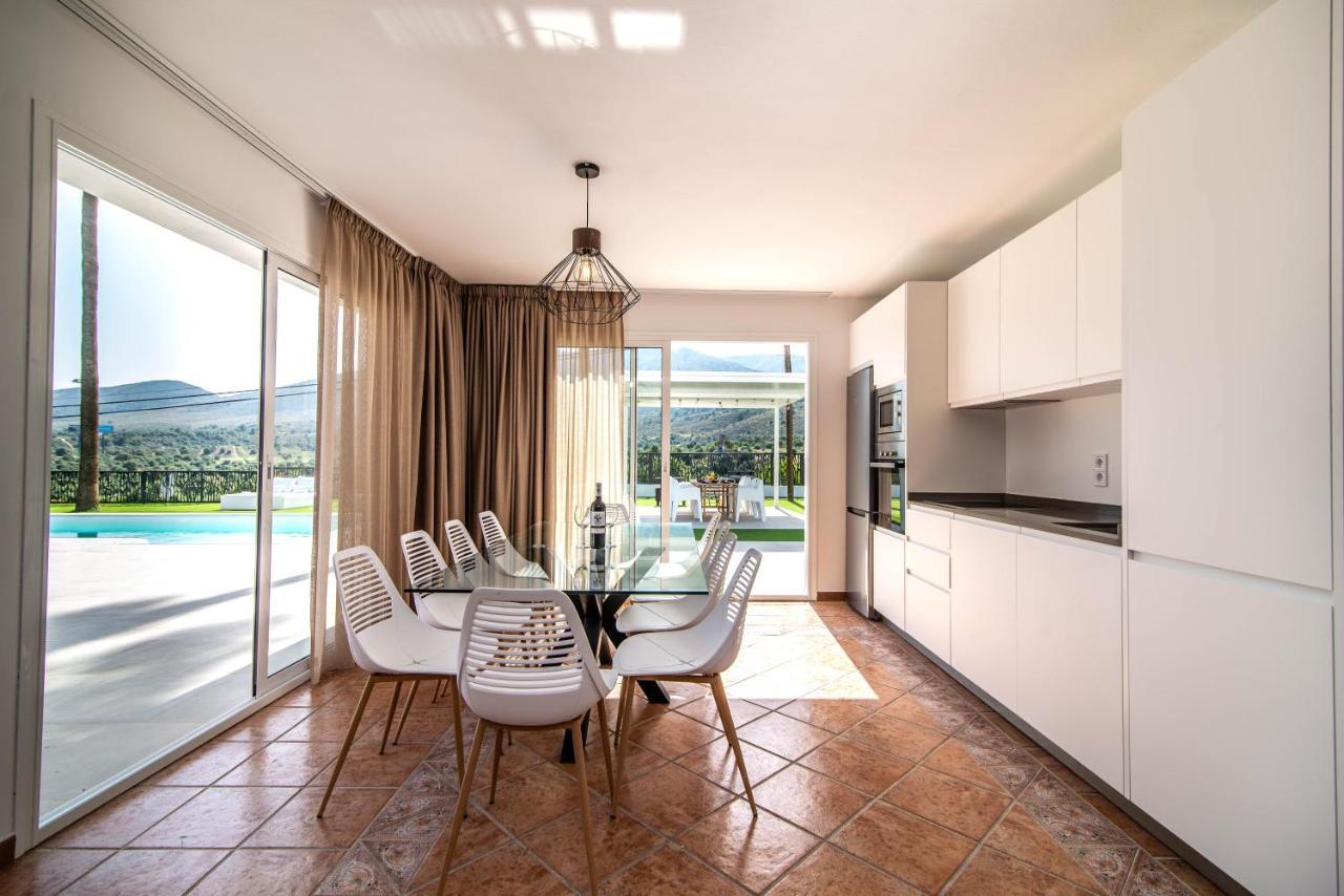 Palm Tree Villa - 5Bdr Paradise Pool / Chill Out Beds Τορρεμολίνος Εξωτερικό φωτογραφία