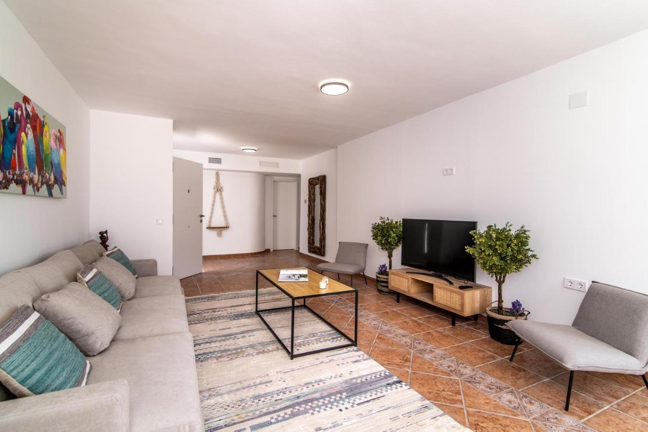 Palm Tree Villa - 5Bdr Paradise Pool / Chill Out Beds Τορρεμολίνος Εξωτερικό φωτογραφία